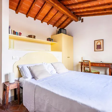 Piazza Santa Croce Apartment *