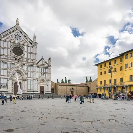 Piazza Santa Croce Apartment *
