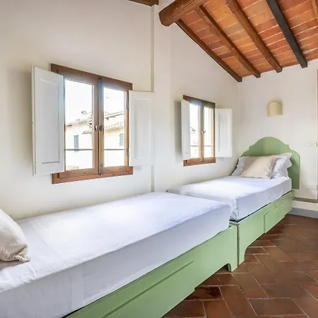 Piazza Santa Croce Apartment *