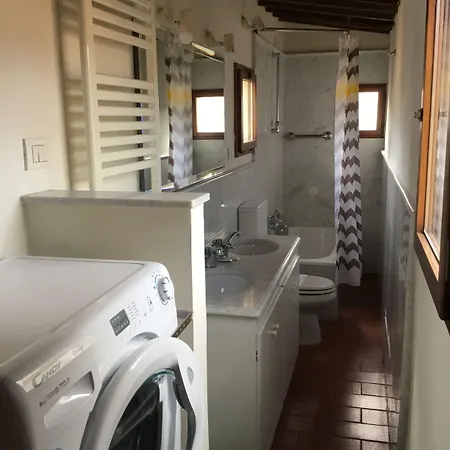 Piazza Santa Croce Apartment *